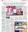 Mann in weißem Hemd liest eine Zeitung.